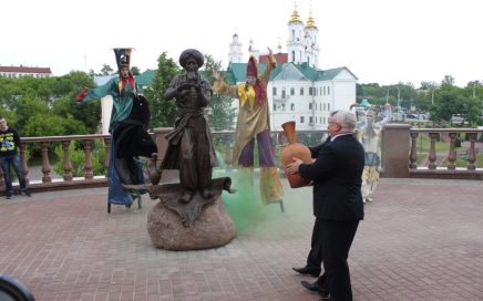 У Дзень горада артысты «Лялькі» і джына выпусцілі, і рыбку злавілі У Дзень горада артысты «Лялькі» і джына выпусцілі, і рыбку злавілі